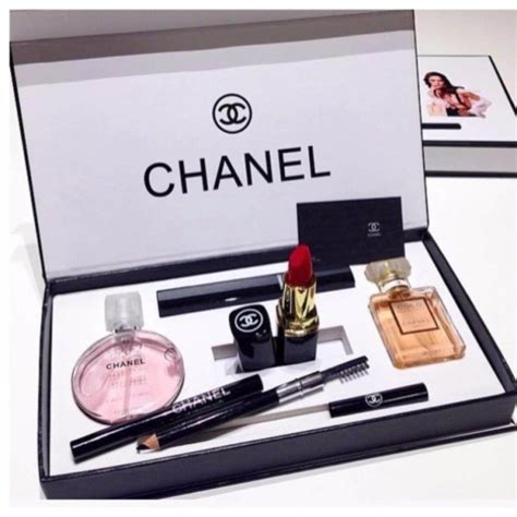 CHANEL Gift Sets .